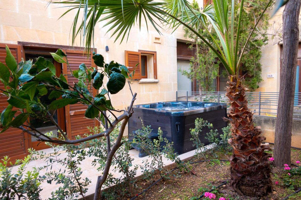Getawaynpetto Private Duplex Maisonette With Jacuzzi Hot Tub Mgarr Exterior photo