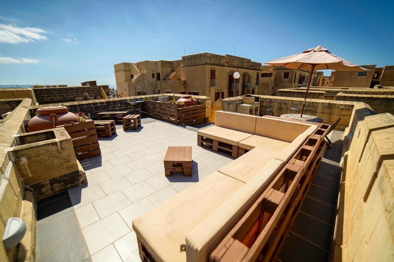 Getawaynpetto Private Duplex Maisonette With Jacuzzi Hot Tub Mgarr Exterior photo